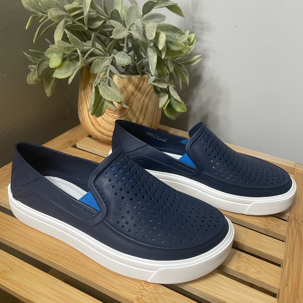 Navy little kids size c12 CROCS - Picture 3 of 8